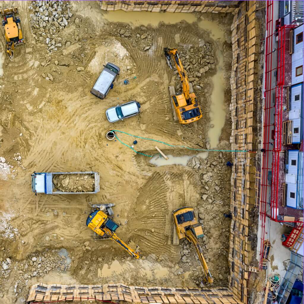 Des engins de chantier sécurisés sur un site en construction, protégés par un système d'alarme autonome Daitem, sans besoin d'électricité ni d'internet filaire.