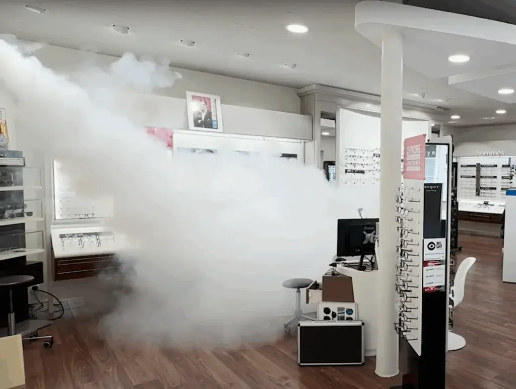 Générateur de brouillard en fonctionnement dans un commerce pour neutraliser une intrusion